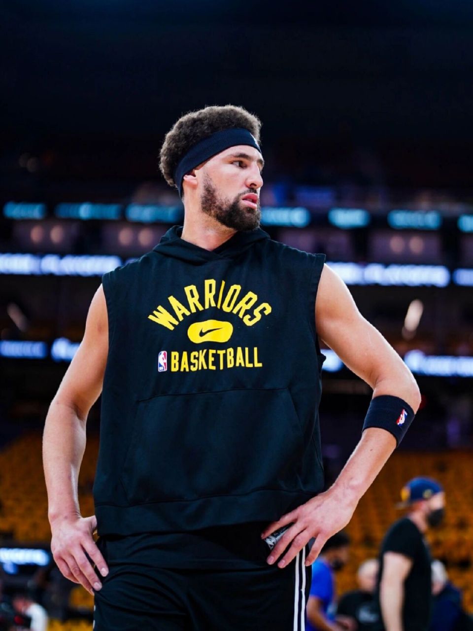 王哲林半场表现抢眼，5中4高效得分（王哲林半场状态出色，5投4中高效砍分）