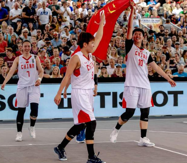 NBA杯半场：布伦森26分，猛龙次节早早祭出“砍人”战术半场52-69落后尼克斯（NBA杯半场战况：布伦森轰26分，猛龙次节提前祭出“砍人”，半场52-69落后尼克斯）