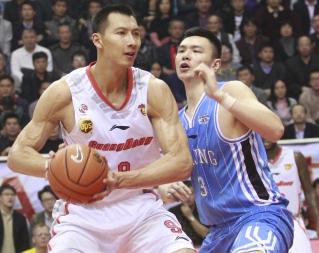 告别队长，热刺球员赛后在球场上将孙兴慜高高抛起（赛后致敬队长，热刺众将在场上把孙兴慜抛起庆祝）