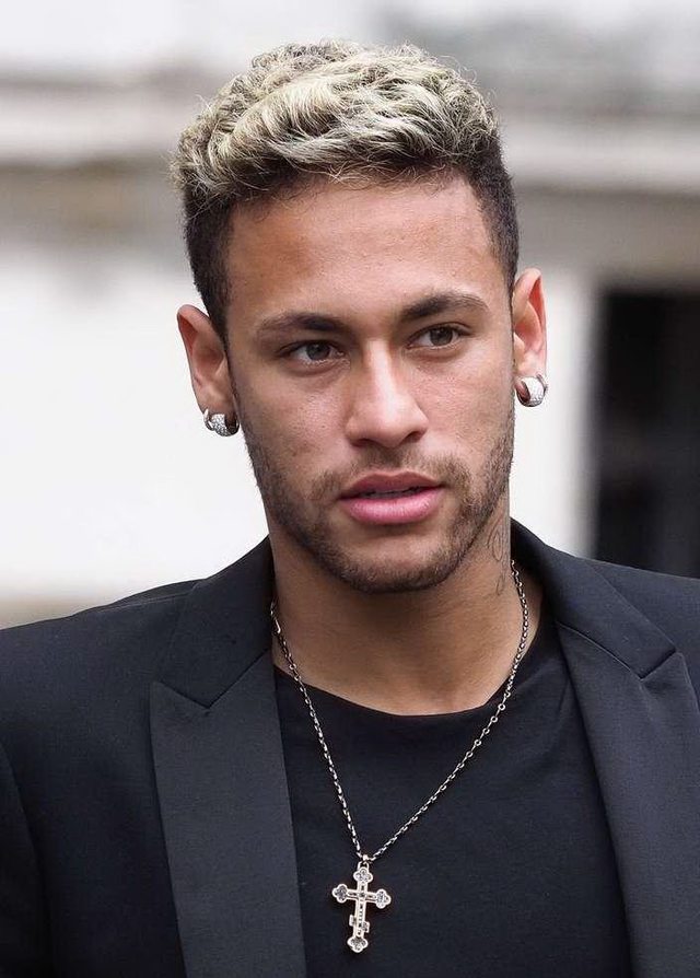 利物浦太子在皇马水土不服 阿诺德左腿股四头肌直肌拉伤 缺席2月（阿诺德在皇马难以适应：左腿股四头肌直肌拉伤，预计缺席两个月）