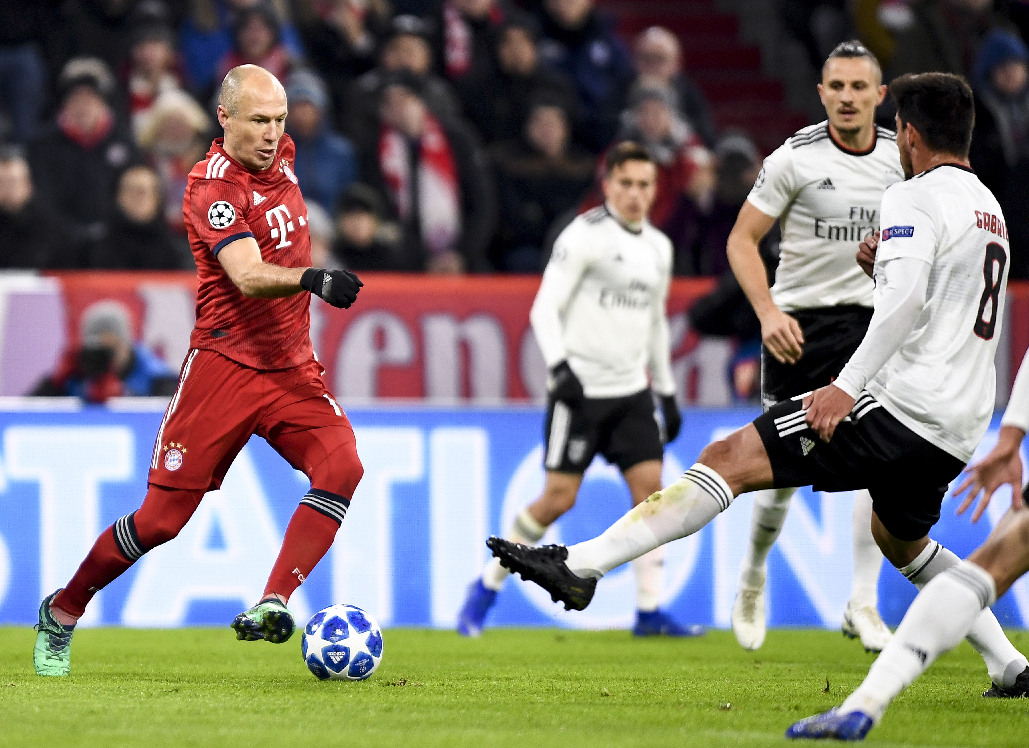 收到国足纪念球衣，尹鸿博：感谢祖国，为国出战是最大骄傲（获赠国足纪念球衣，尹鸿博致谢祖国：为国而战最荣耀）