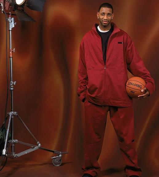 太疼了，萨勒马克尔斯被对手踩中后在地上抽动（萨勒马克尔斯遭对手踩踏，痛得倒地抽搐）