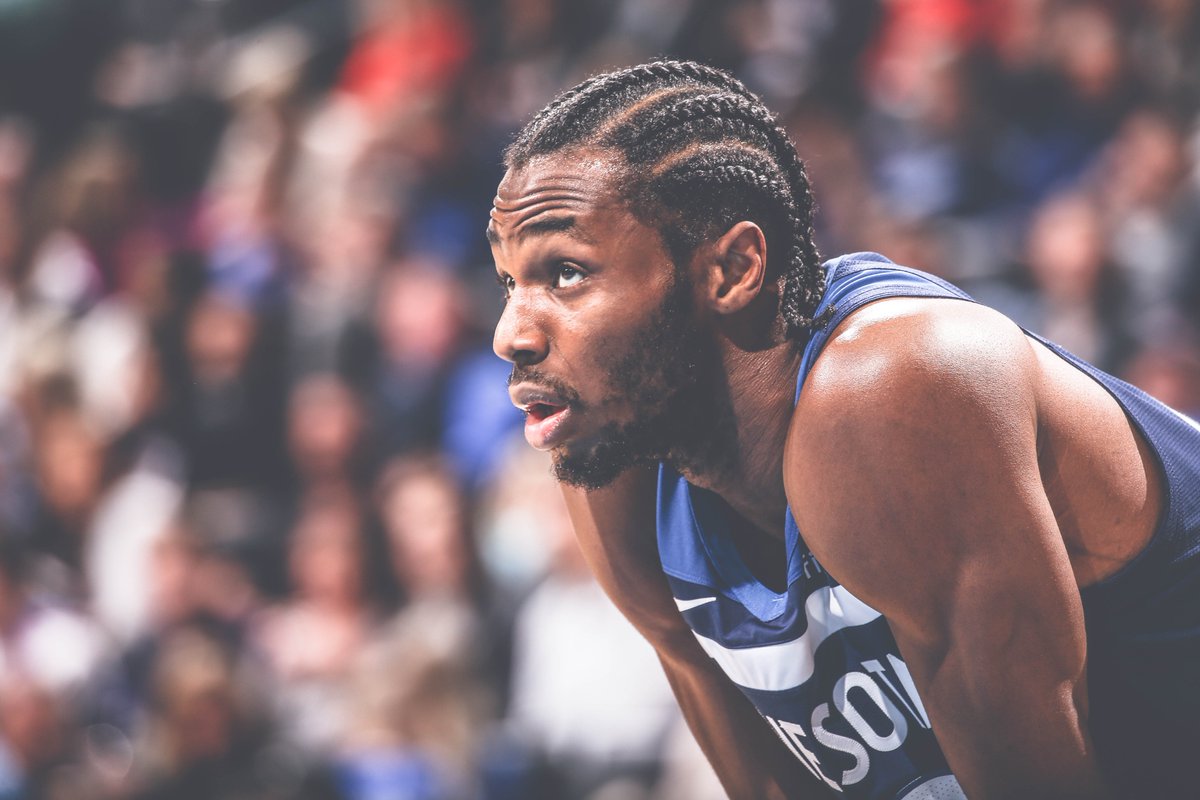 女足英联杯中发生暴力冲突，一名球员抓住对手脖子将其摔倒（女足英联杯爆发肢体冲突：一名球员抓住对手颈部将其摔倒）