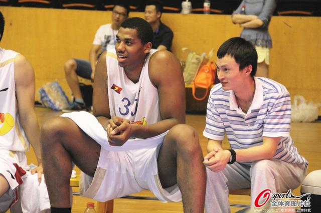 意杯半场：吉姆斯蒂建功，菲尼染红，亚特兰大暂1-0热那亚（意大利杯半场战报：吉姆斯蒂破门，菲尼染红，亚特兰大暂1-0领先热那亚）