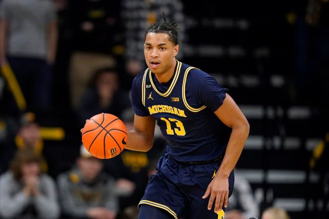 足球国足新一期集训名单公布，两名新人首次入选引热议（国足新一期集训大名单出炉，两名新人首度入选引发热议）