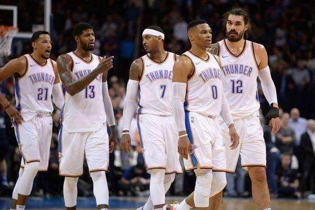 远在迈阿密心系罗马，托蒂和坎德拉用手机观看老东家焦点大战（托蒂、坎德拉身在迈阿密仍关注罗马，用手机追看老东家焦点战）