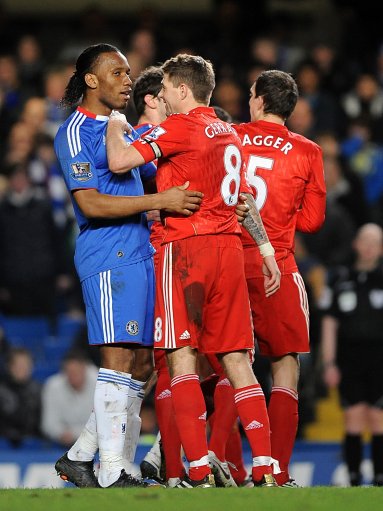 队记：抢篮板时杨瀚森被埃迪推来推去 他需要提升力量&护框&篮板（随队记者：杨瀚森与埃迪争篮板屡遭挤压，需加强力量、护筐及篮板能力）