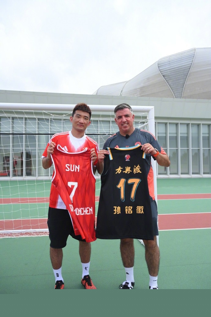 官方：弟媳之子伊萨戈与切尔西签下首份职业合同（切尔西官宣：蒂亚戈·席尔瓦之子伊萨戈签下首份职业合同）