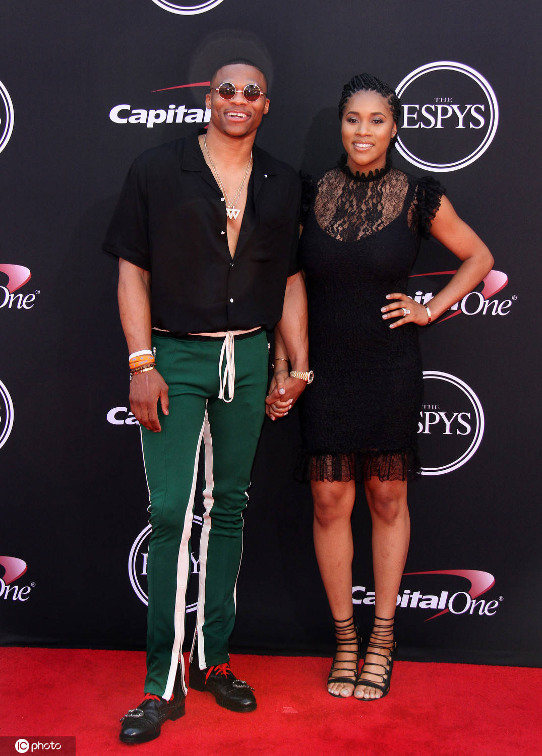 詹姆斯失误频出，湖人半场战平太阳（詹姆斯失误不断，湖人半场与太阳打成平手）